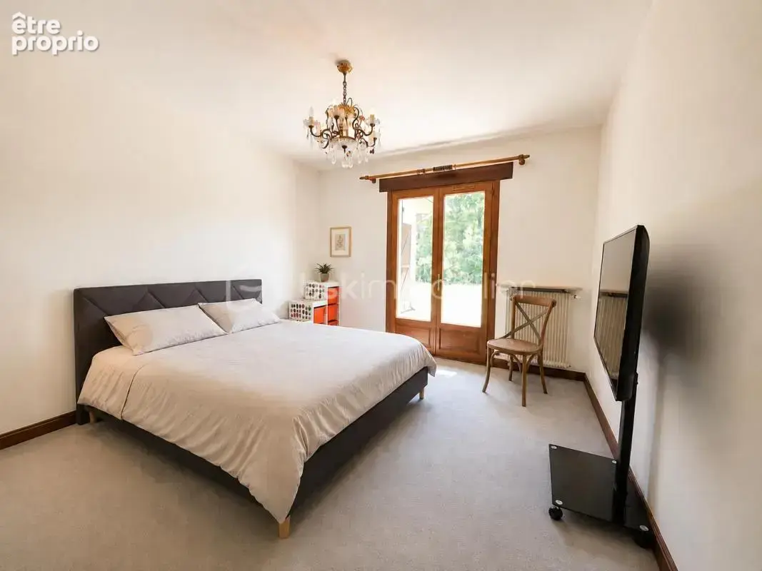 Une demeure de charme aux volumes rares, nichée dans un écrin de verdure de 7 300 m², 9 chambres, deux salles d'eau, une salle d - photo 13