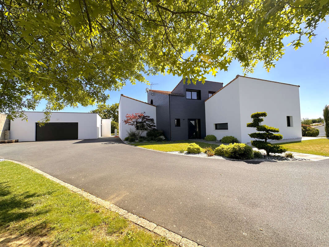 Maison à MONNIERES