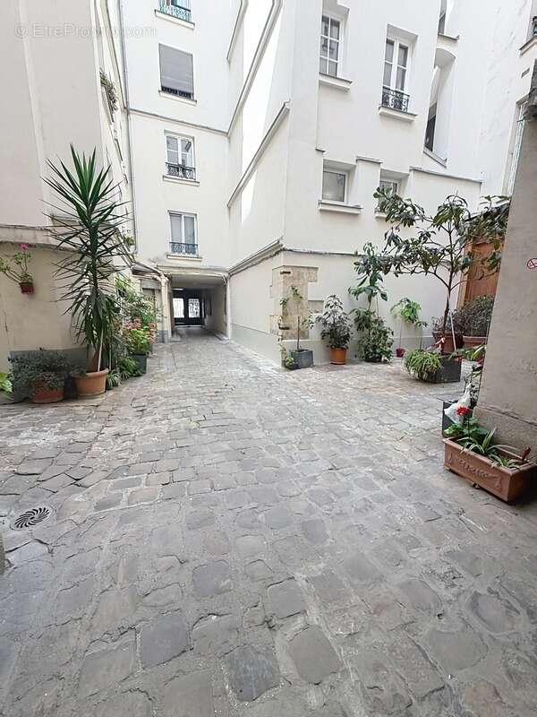 75012 Paris – Métro Ledru-Rollin – ambiance village – charme de l'ancien – 2 pièces traversant – poutres apparentes – au pied de - photo 6