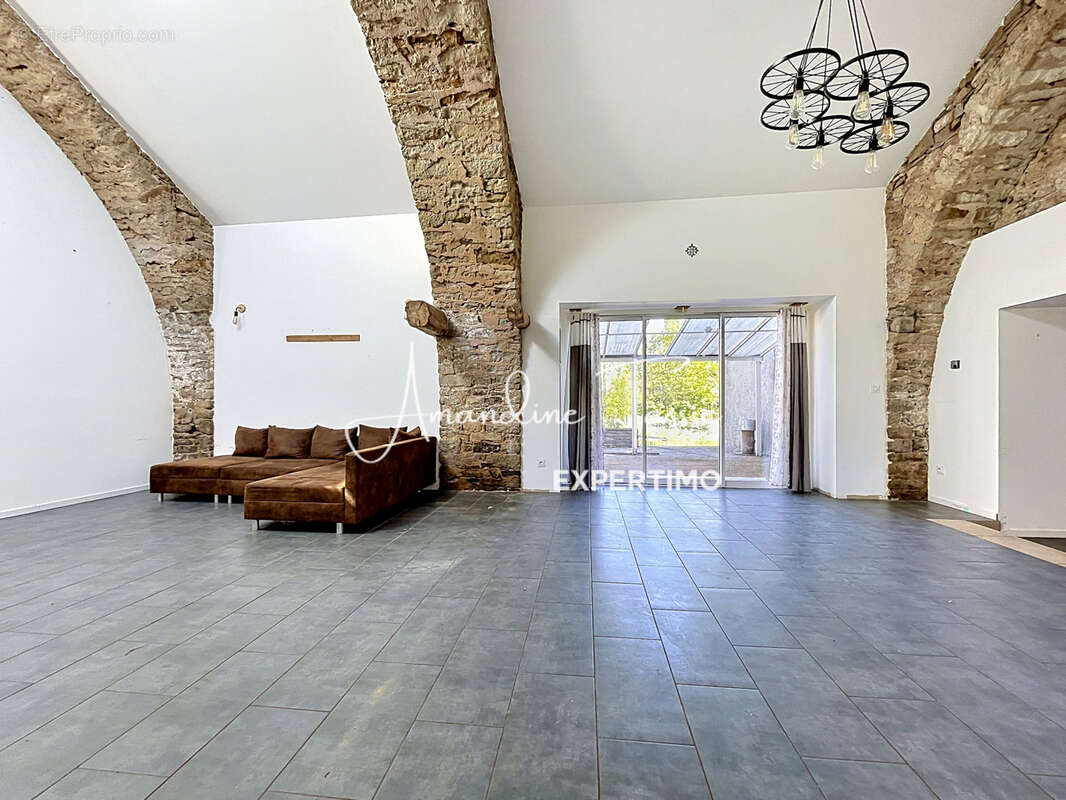 Ancien corps de ferme rénové avec 6 chambres et dépendances - photo 23