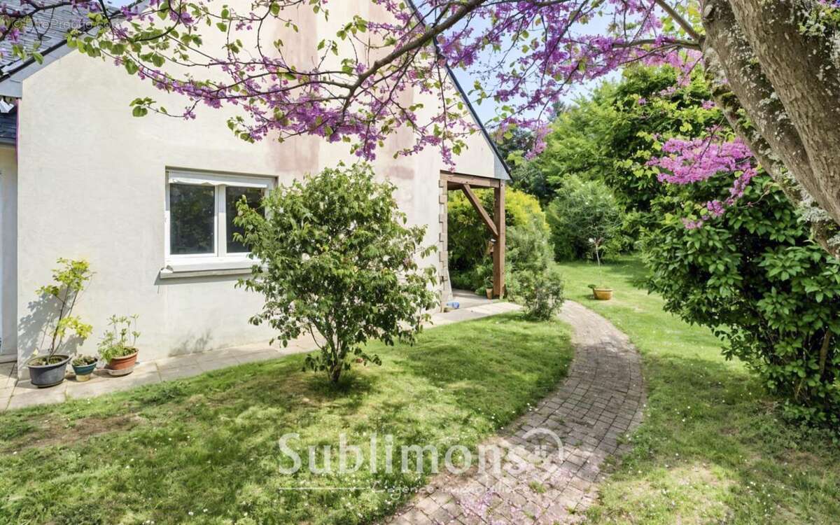 La maison familiale cachée du centre de Peillac - photo 2