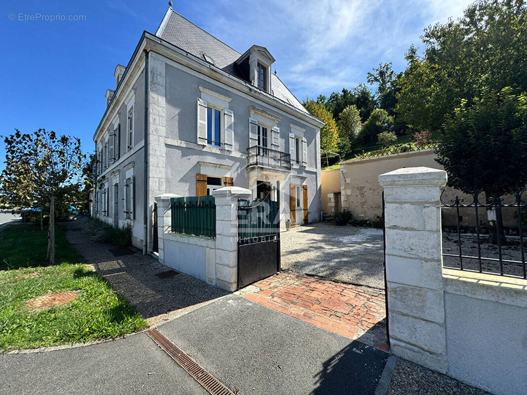 Maison à SAINT-PIERRE-DE-CHIGNAC