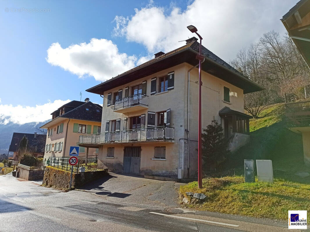 Maison à SAINT-GEORGES-DES-HURTIERES