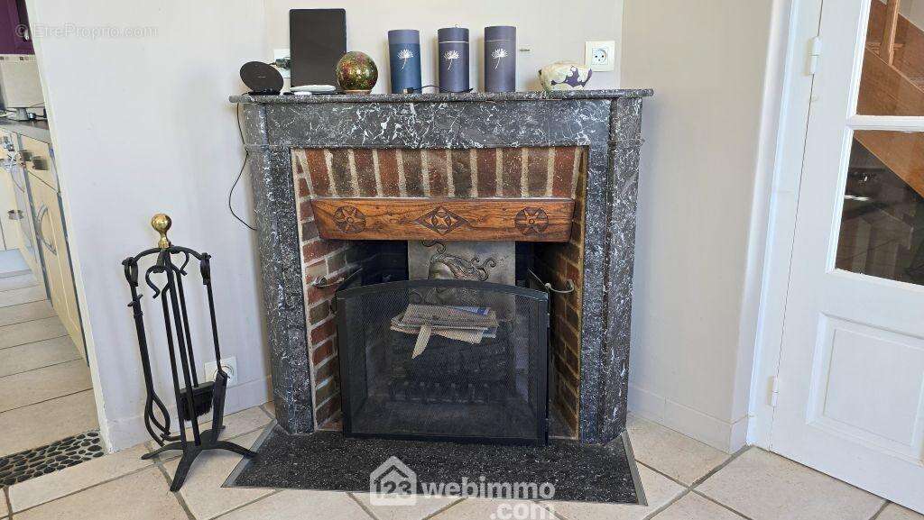 Avec cheminée fonctionnelle, - Maison à CHAUVIGNY