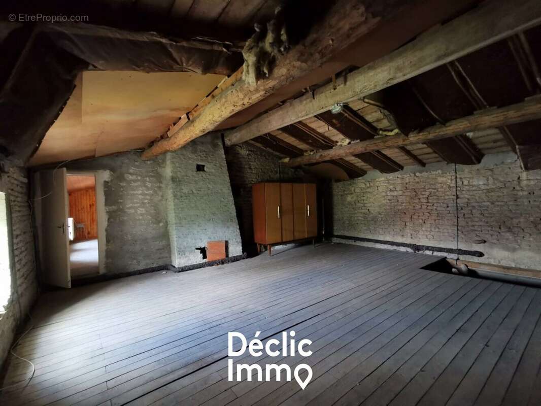 Maison ancienne à rénover avec grange et fort potentiel à Prin-Deyrançon - photo 9