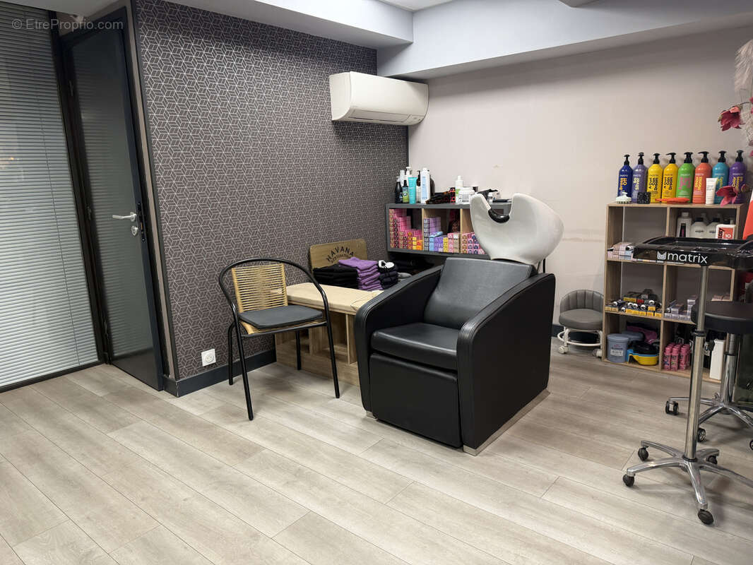 Salon de coiffure & barbier clé en main   emplacement no1 centre-ville tournus ou vente des actions : 23 000 € - photo 8