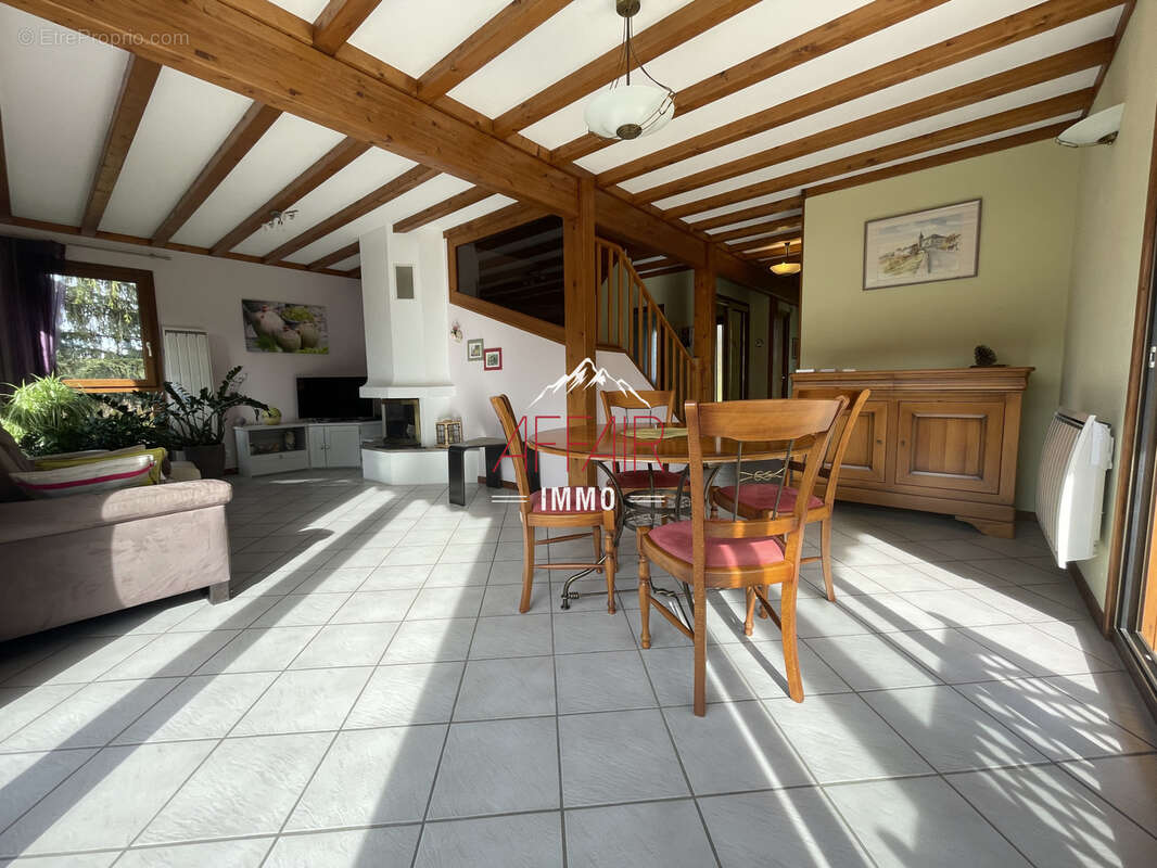 Maison à COLLONGES-SOUS-SALEVE