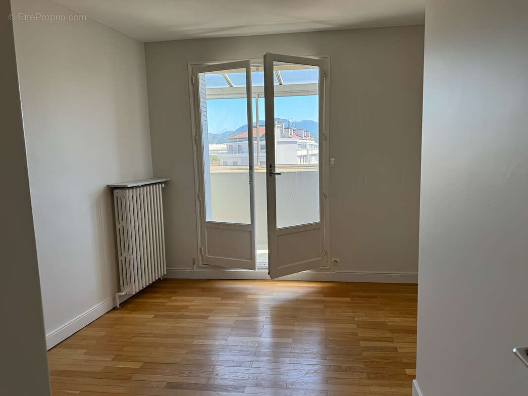 Prox Caserne de Bonne, T4 de 100m2 en dernier étage avec vue et vérandas - photo 11