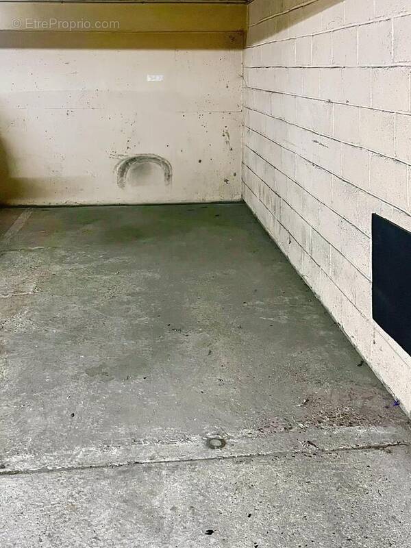 Photo 1 - Parking à SAINT-DENIS