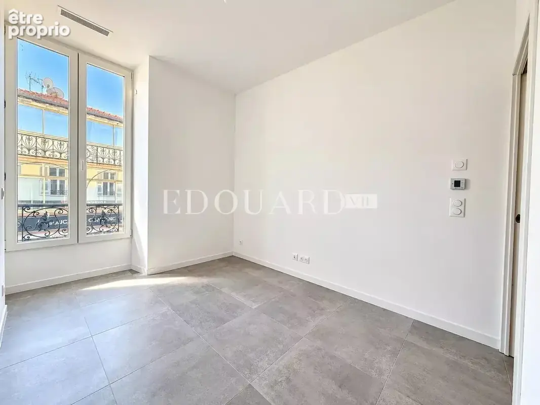 Trois pièces entièrement rénové au dernier étage d'un joli immeuble ancien en plein centre de Carnolès - photo 10