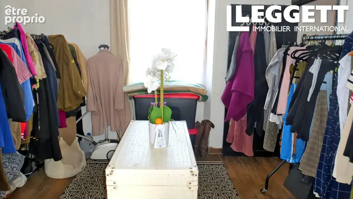 Propriété avec 2 ou 3 chambres, 2 granges (dont l'une comprend 6 boxes) et un terrain pour chevaux - photo 8