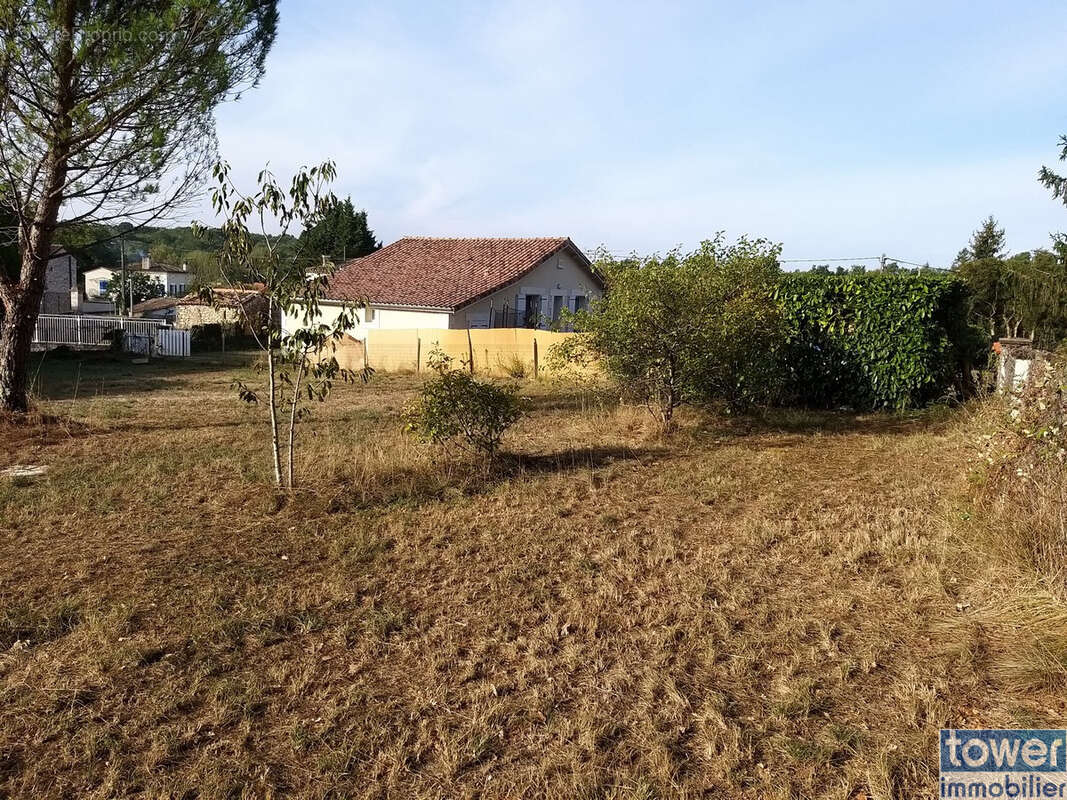 Terrain à GARAT