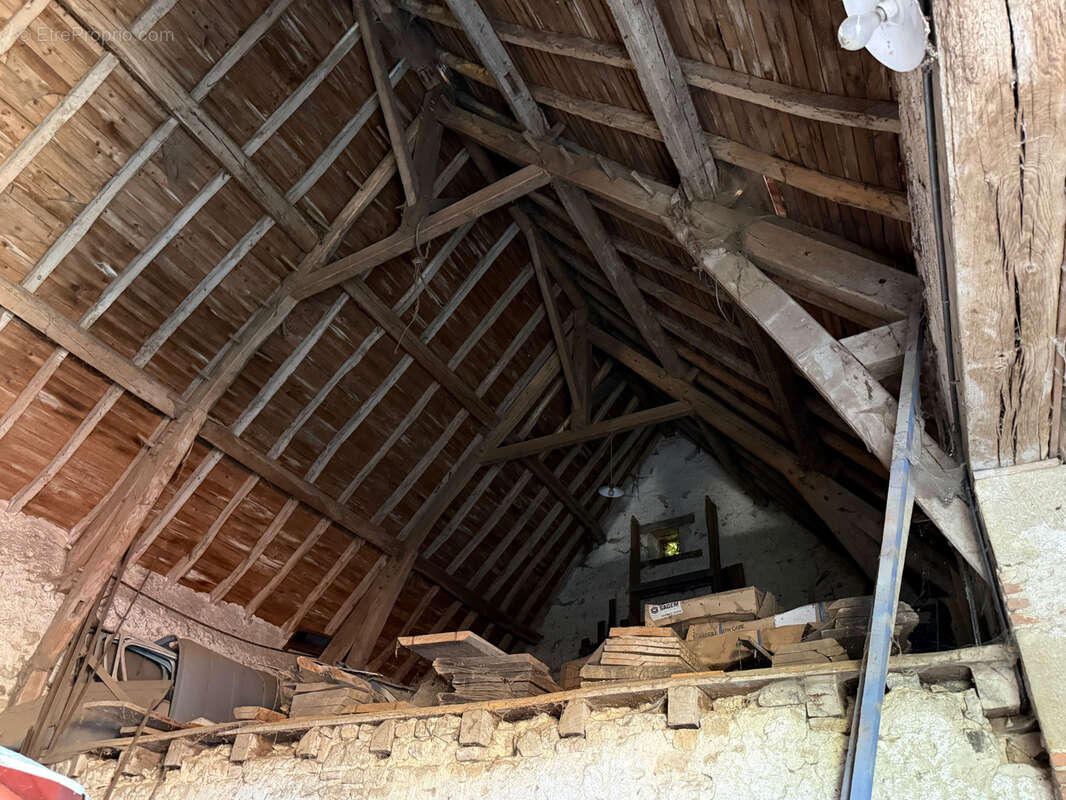 Auv 1227 : Maison de bourg à rénover, jardin, garages et grange - photo 102