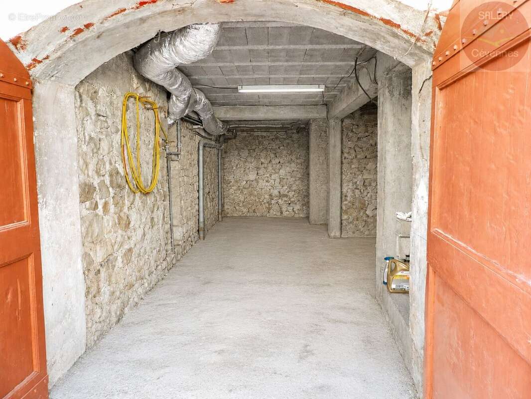 Maison de village avec cour , garage et caves - photo 2