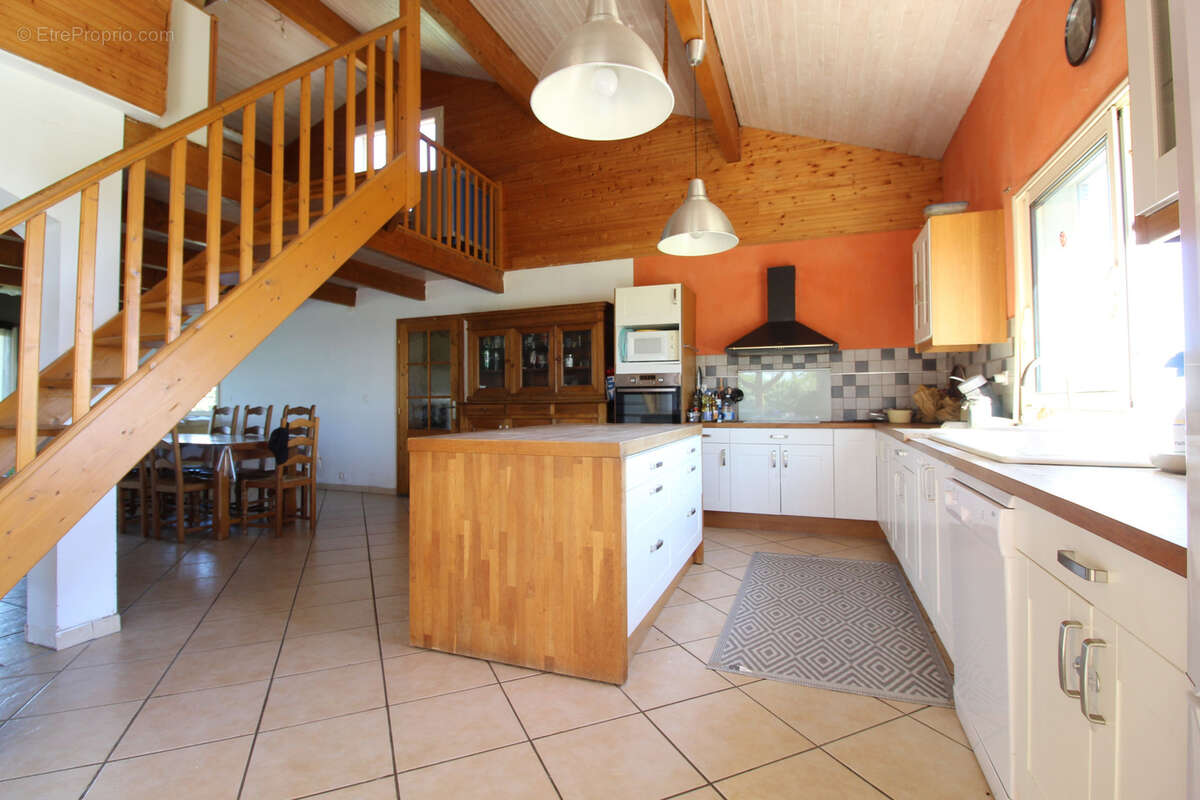 Maison à SAINT-VICTOR-ET-MELVIEU