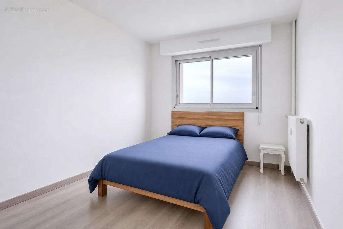 T4 traversant 82m², 12ᵉ étage, Vénissieux, loué - photo 4