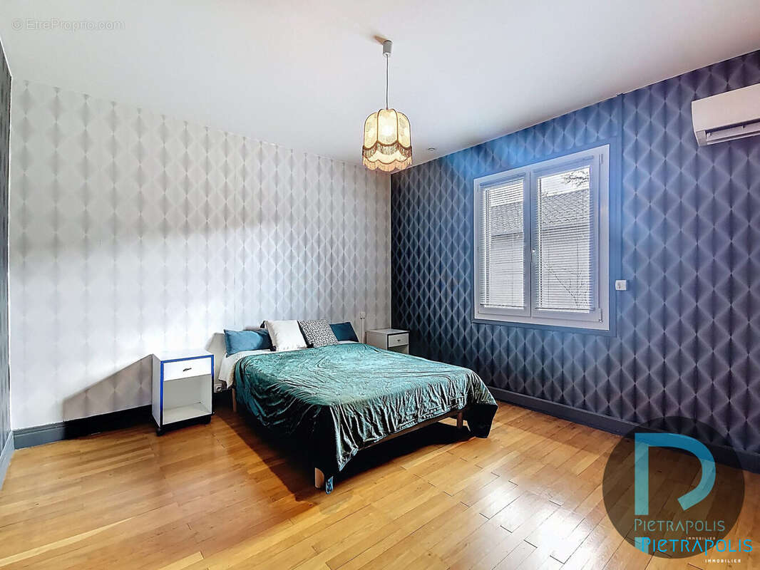 CHAMBRE 1 avec placard et split mural - Maison à REPLONGES