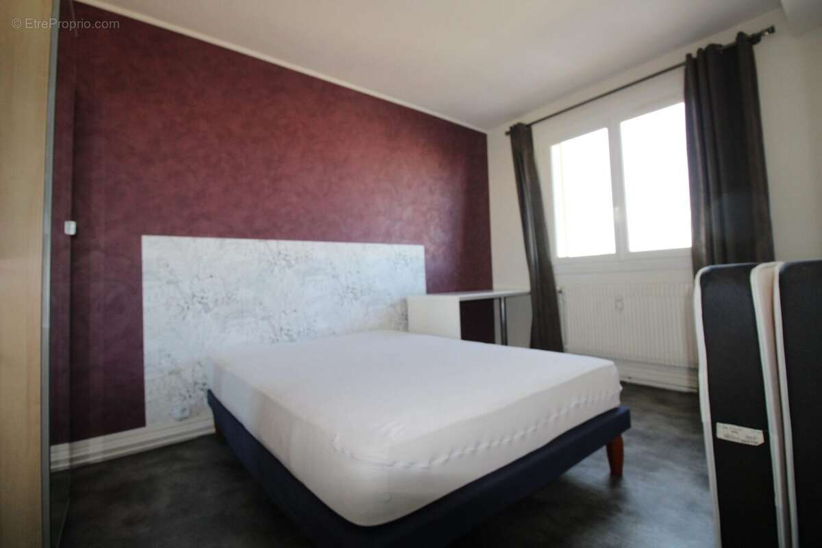 Chambre 2 - Appartement à VILLEURBANNE