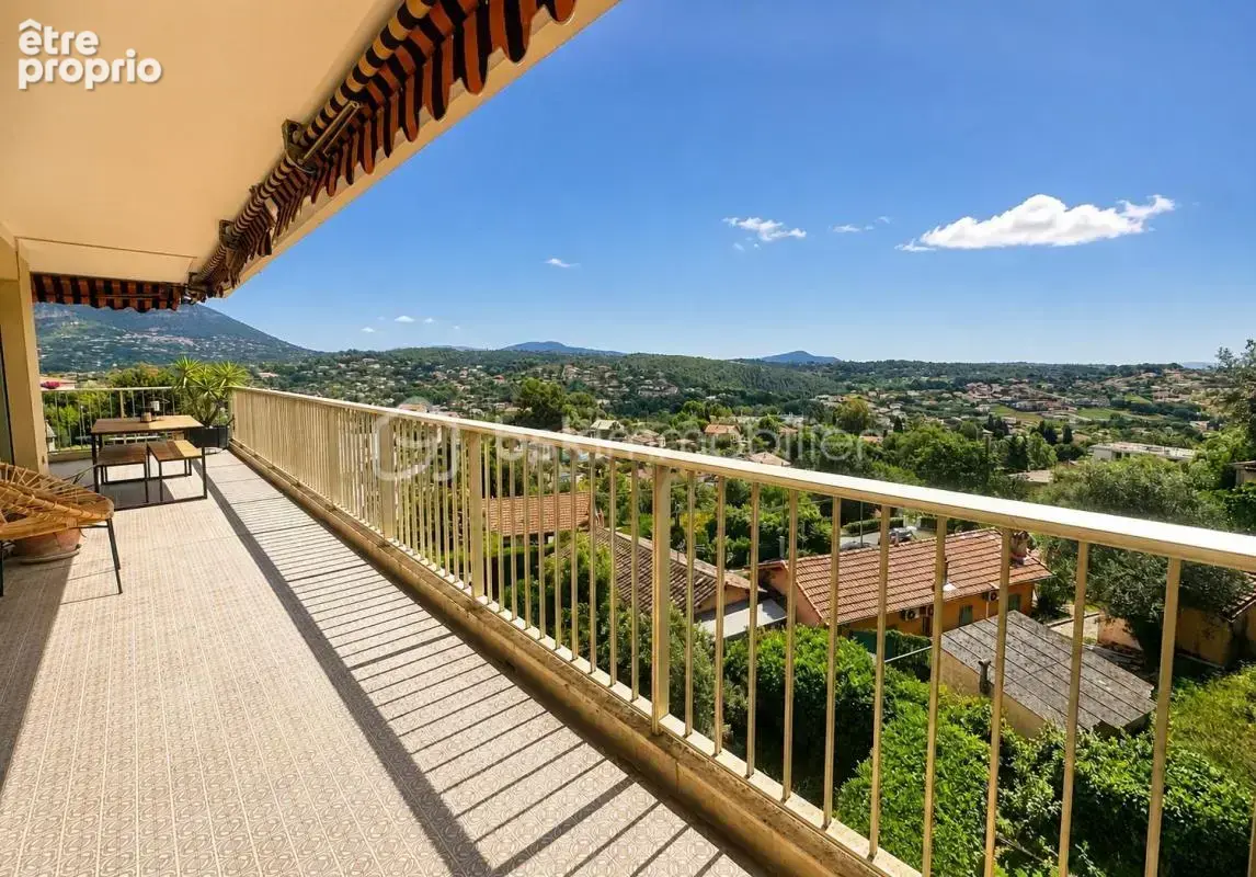 Vence - dernier étage - 4p recement renové  - terrasse 42m2  - vue panoramique verdure, mer et montagnes - garage, parking et ca - photo 2