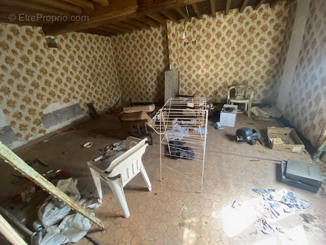 Maison à restaurer avec dépendances sur terrain de 1000 M2 - photo 8
