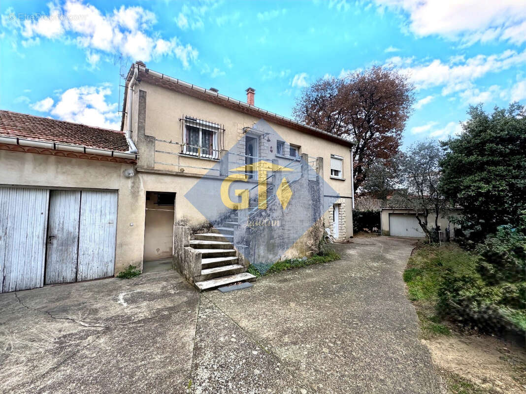 Maison à LAUDUN-L&#039;ARDOISE