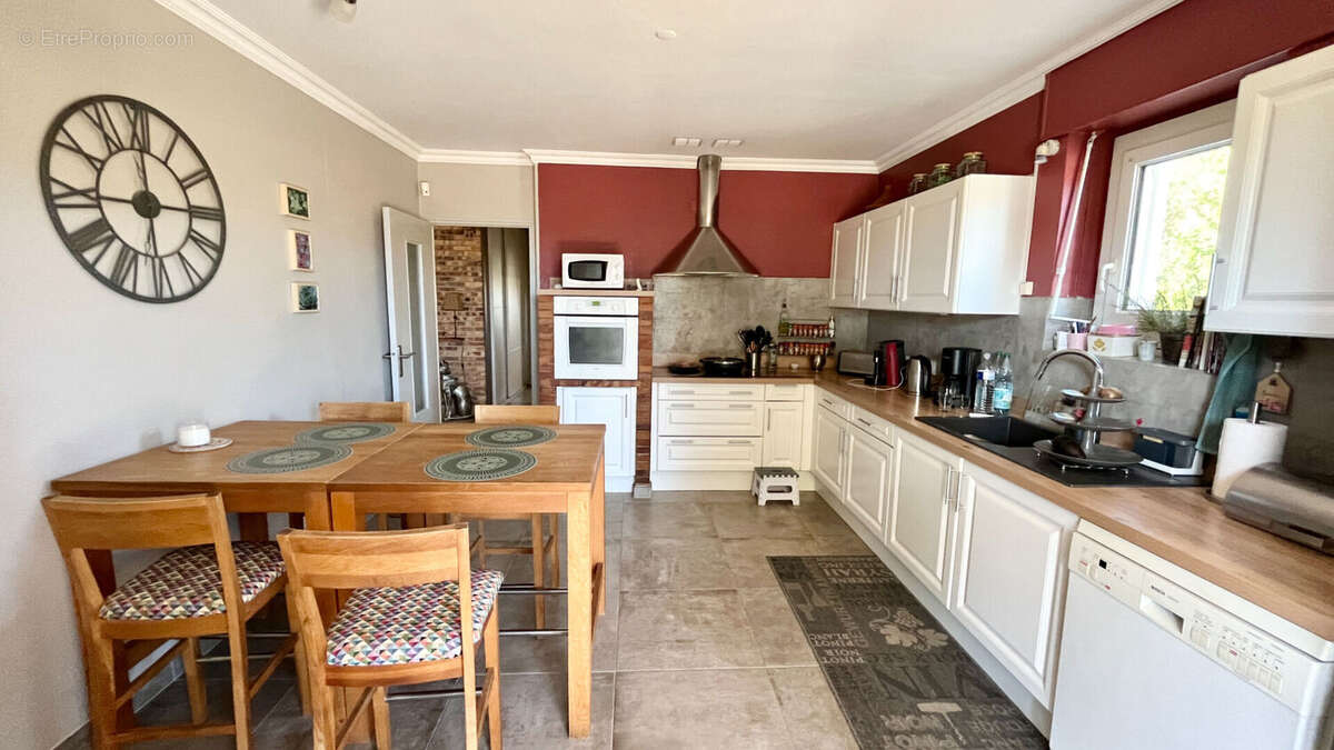 Maison à ENTRAIGUES-SUR-LA-SORGUE