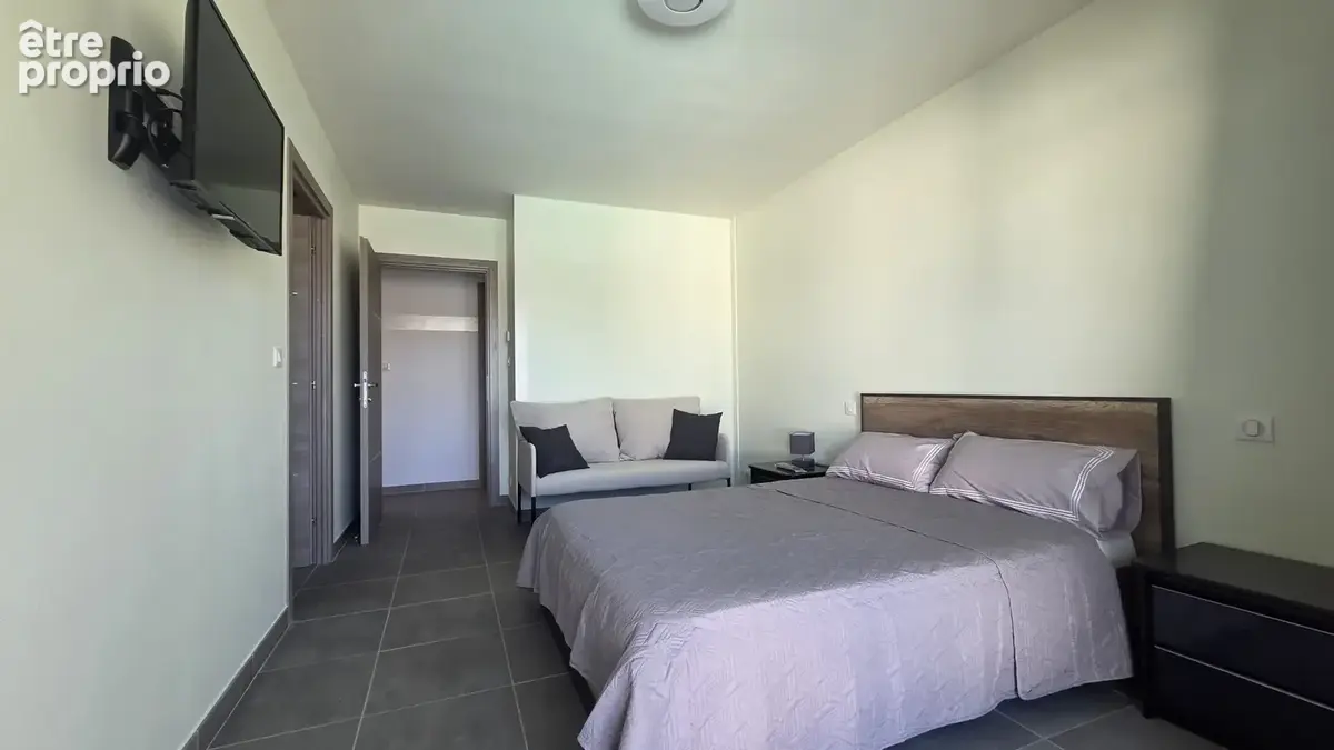 A vendre - cers - villa plain-pied de 172 m2 de type 5 sur 700 m2 de terrain avec piscine et garage - photo 11