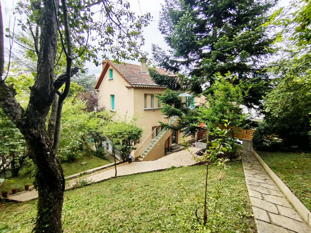 Appartement à SAINT-PRIEST-EN-JAREZ