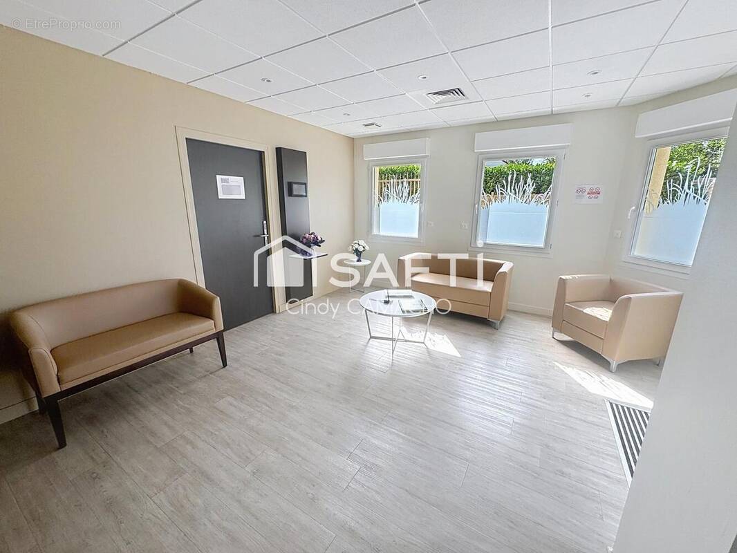 Photo 1 - Commerce à AMIENS