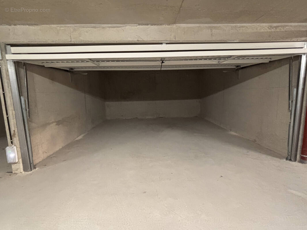 Parking à SAINT-CYR-SUR-MER