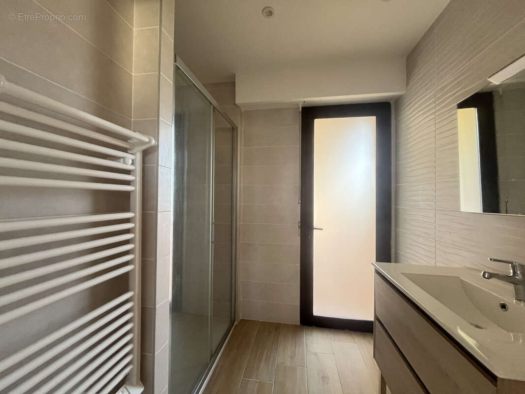 Appartement à SAINT-LAURENT-DU-VAR