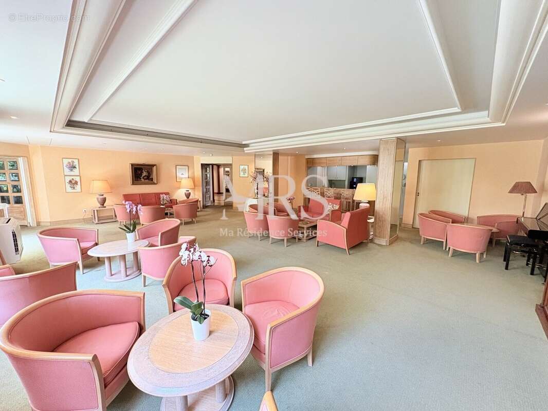 Appartement 80 m² à Paris-16e  - photo 4