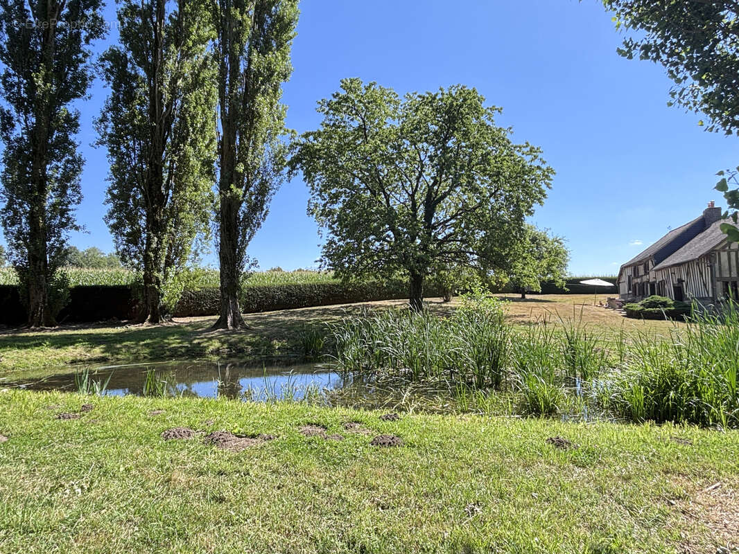 Attachée à son ecrin de verdure, cette magnifique propriété laisse réveur pour les amoureux de la nature... - photo 4