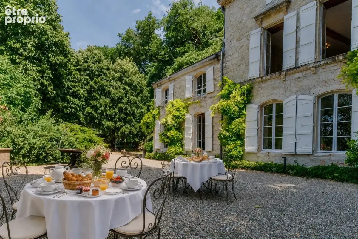 Château entièrement restauré sur 5 hectares de terrain (dont 2 hectares de bois et 3 sources d'eau) - photo 2