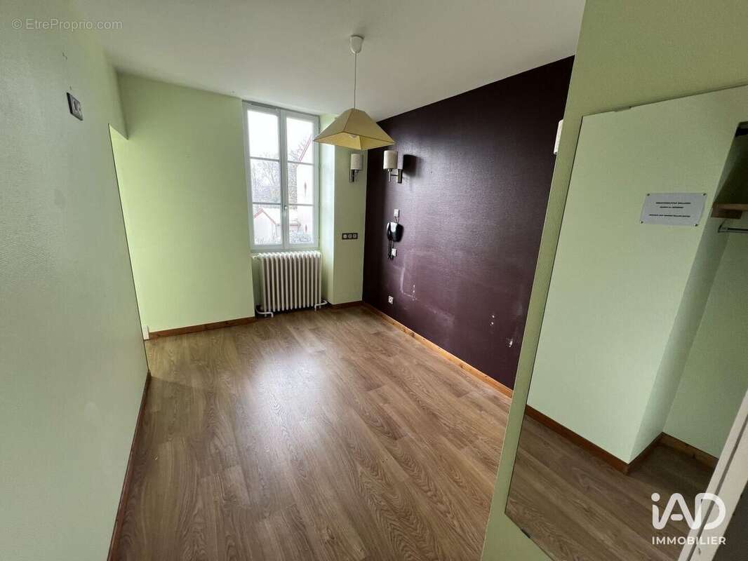 Photo 9 - Commerce à NOUZERINES