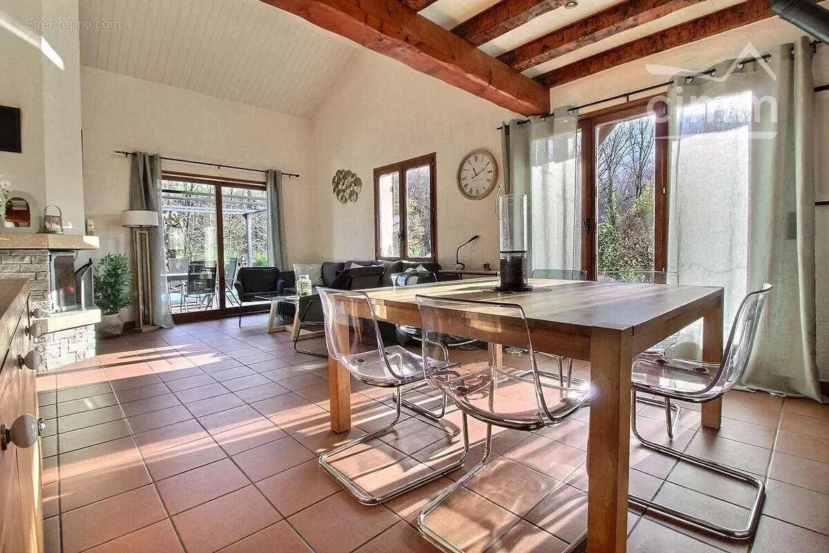 Maison à SAINT-VINCENT-DE-MERCUZE