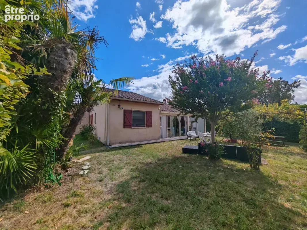 EAUZE CENTRE-VILLE – Maison avec deux logements, piscine, garages et terrain - photo 12