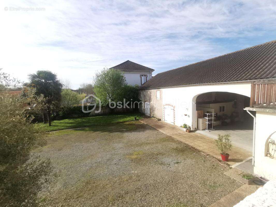 Maison à LABATUT-RIVIERE