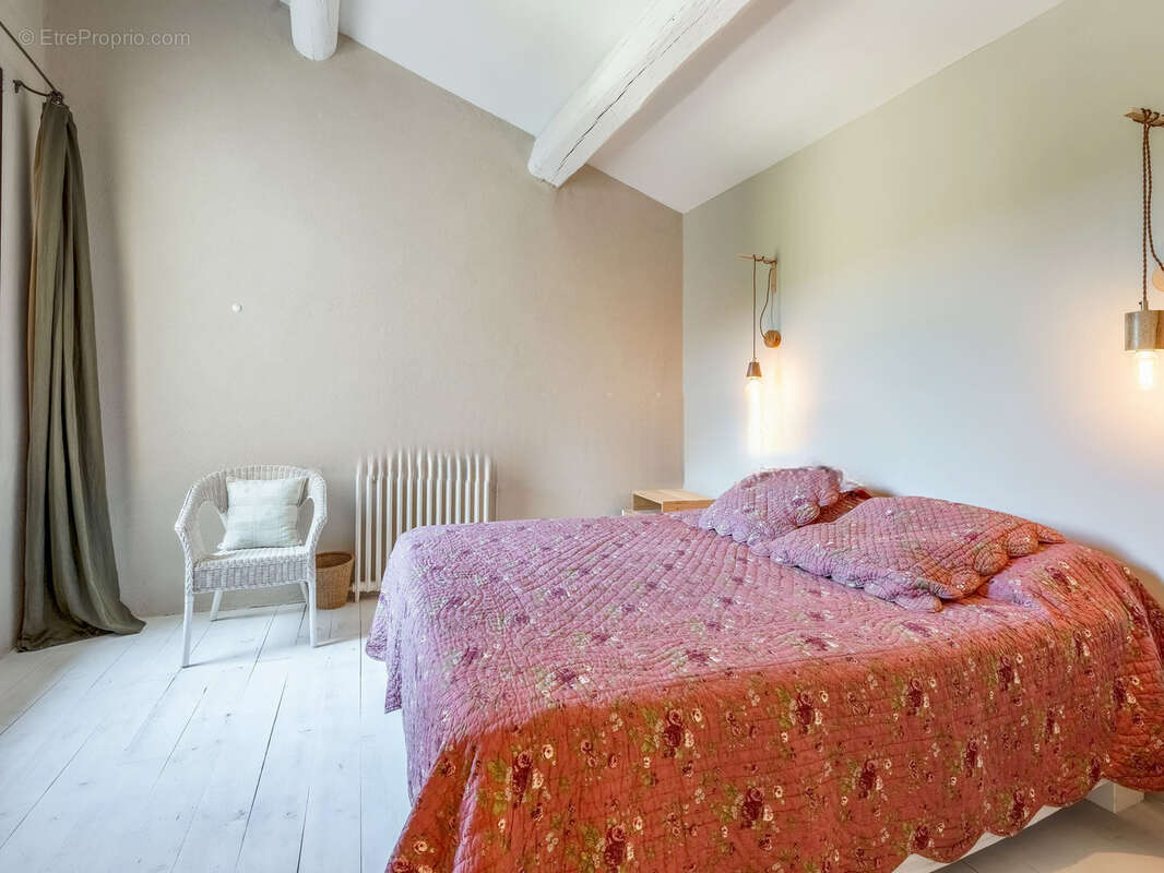 ALLEINS, maison de caractère de 350 m2, piscine, garage - photo 11