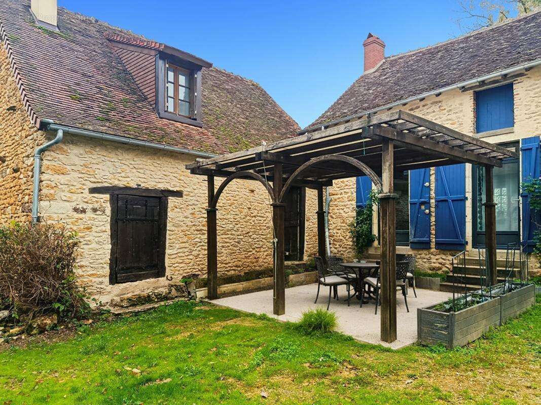 Superbe longère en pierre avec piscine sécurisée et dépendances à Prissac 179 000 - photo 3