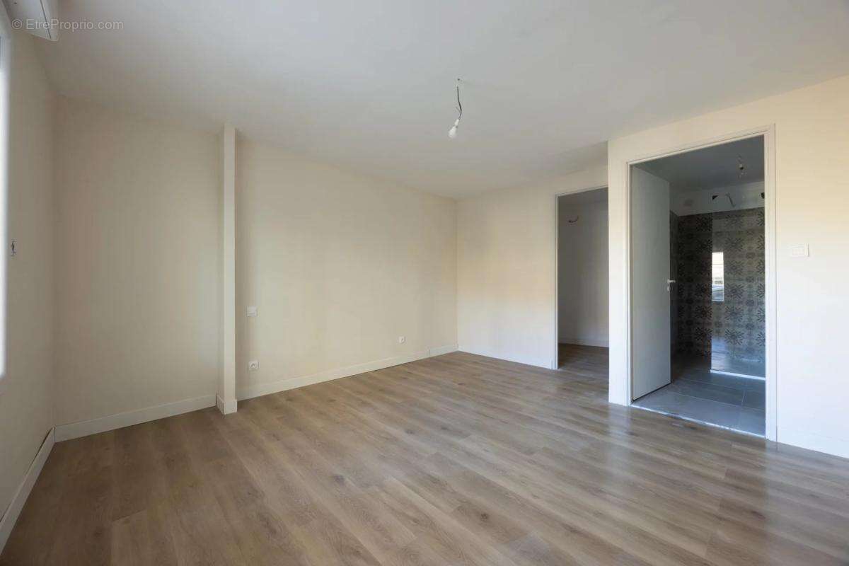 Appartement à LE PUY-SAINTE-REPARADE