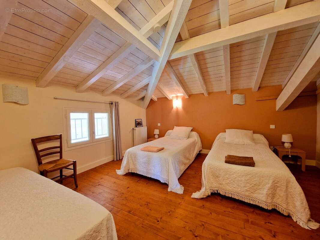 Élégante Propriété de Campagne avec Gîte et Annexe dans un Cadre Paisible - photo 12