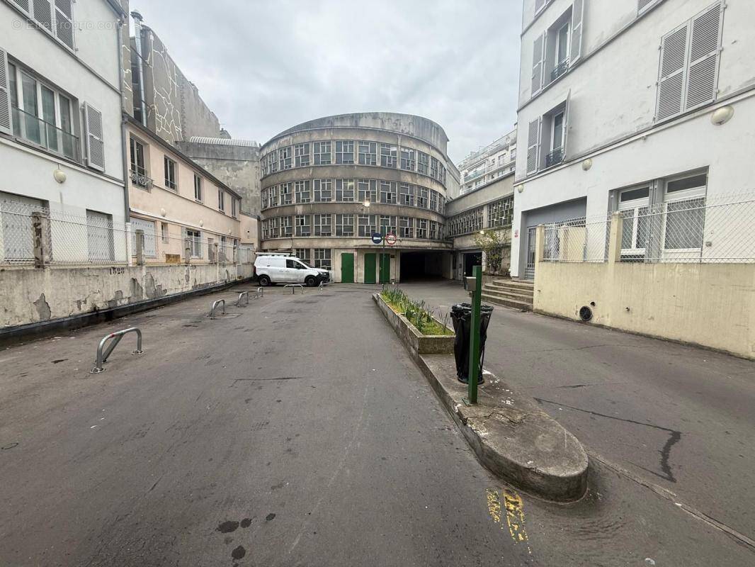 Parking à PARIS-18E