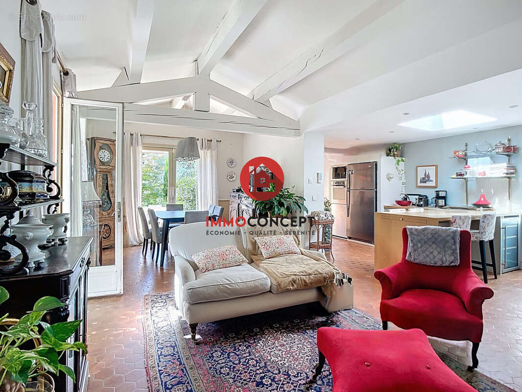 Maison 180 m² à Villeneuve-Les-Avignon  - photo 2