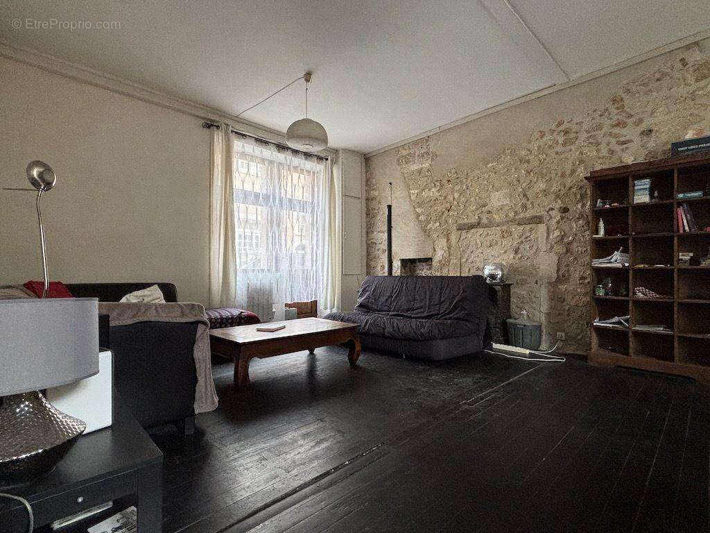 Côté rue un espace salon confortable - Maison à POITIERS