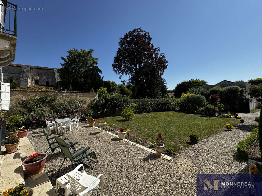 Maison à BARBEZIEUX-SAINT-HILAIRE