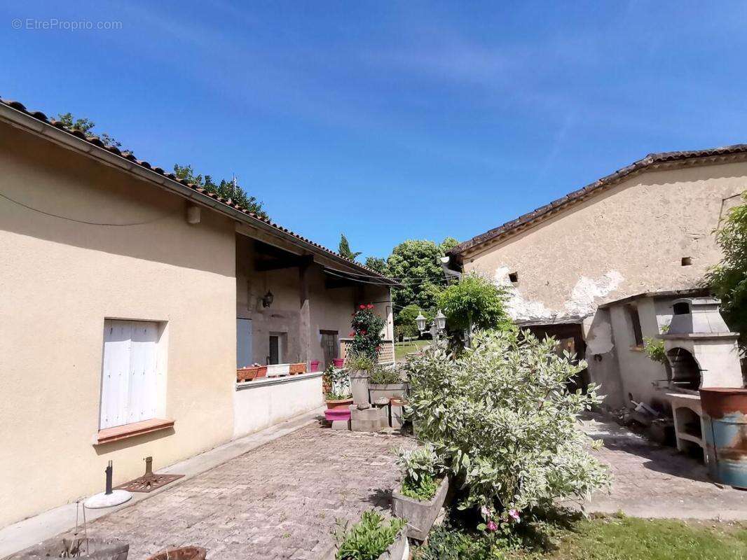 Maison à MONBAHUS
