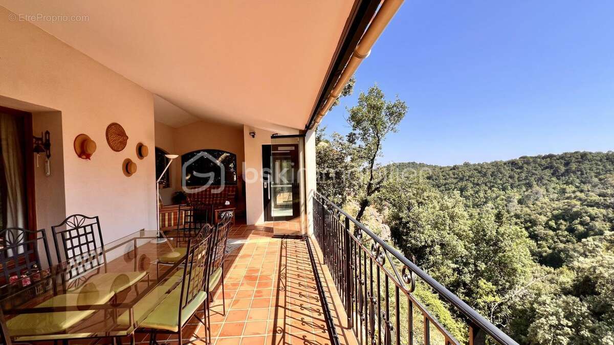 VENCE – Quartier résidentiel très recherché de l'Ara – Élégante villa familiale avec piscine, ascenseur et fort potentiel de div - photo 5