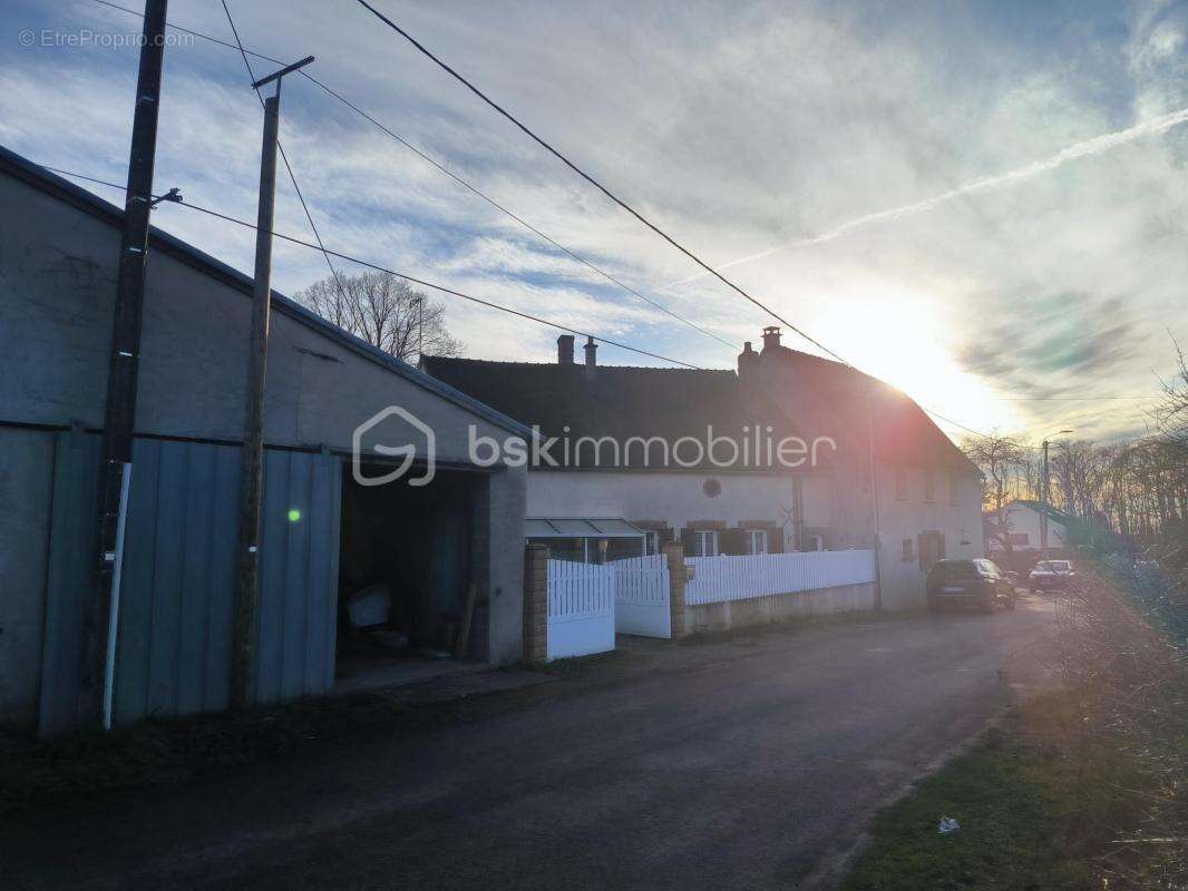 Maison 4 pièces avec dépendances sur 4447m² de terrain - photo 2