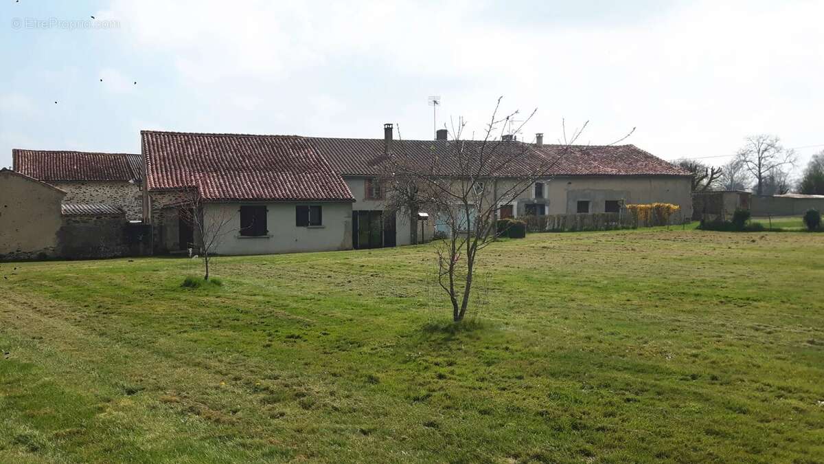 Maison à BUSSIERE-POITEVINE